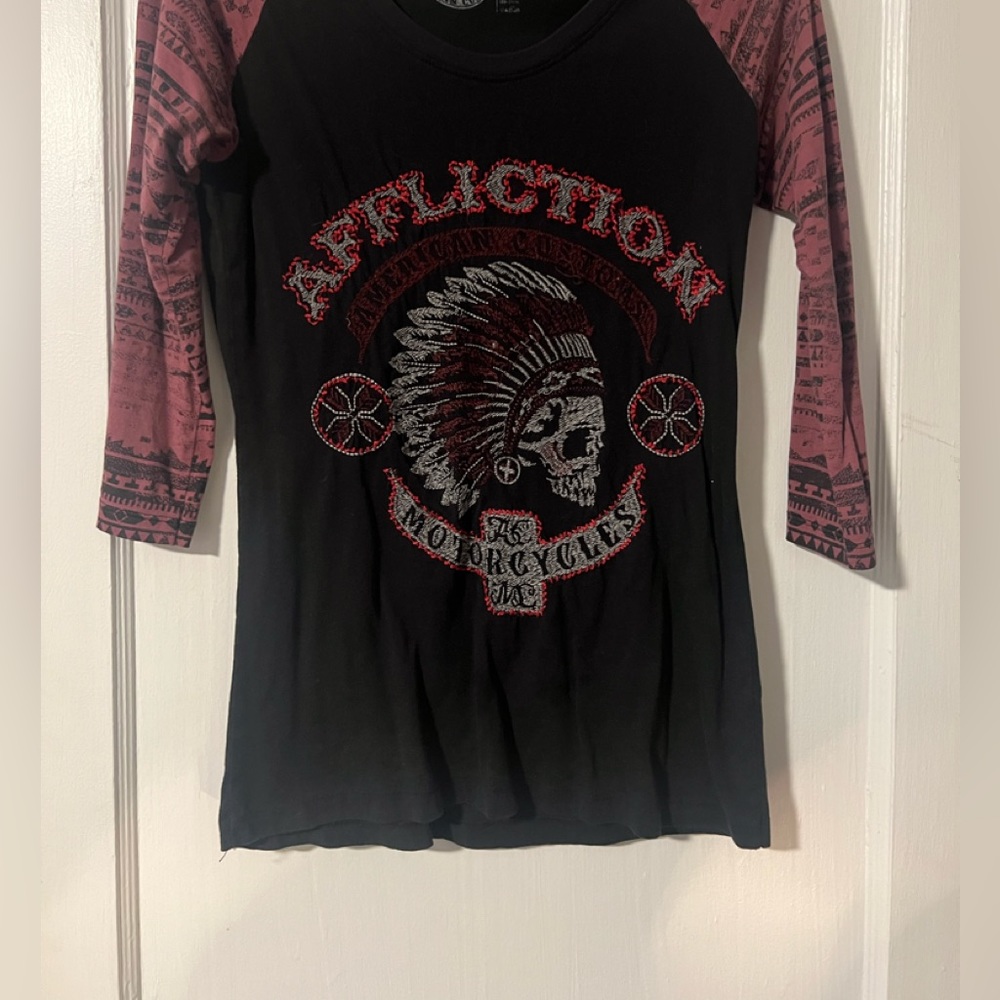 AFFLICTION size Medium skull Indian embroidered raglan tee shirt woman's
